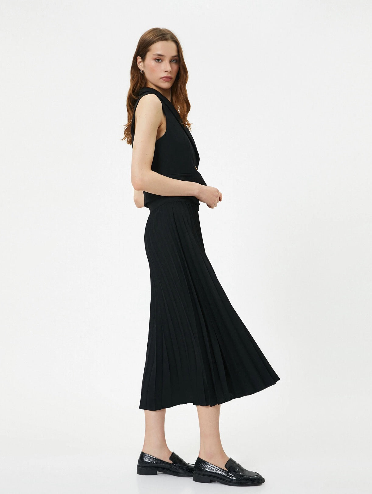 signature-black-pleated-midi-skirt